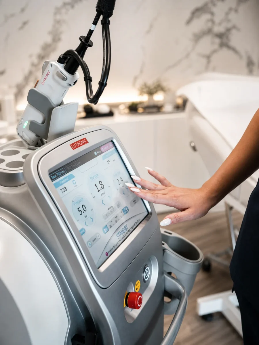 Settings screen on the Clarity II hair removal laser, adjusted by hand before a session, Clinique DC in Sainte-Rose, Laval