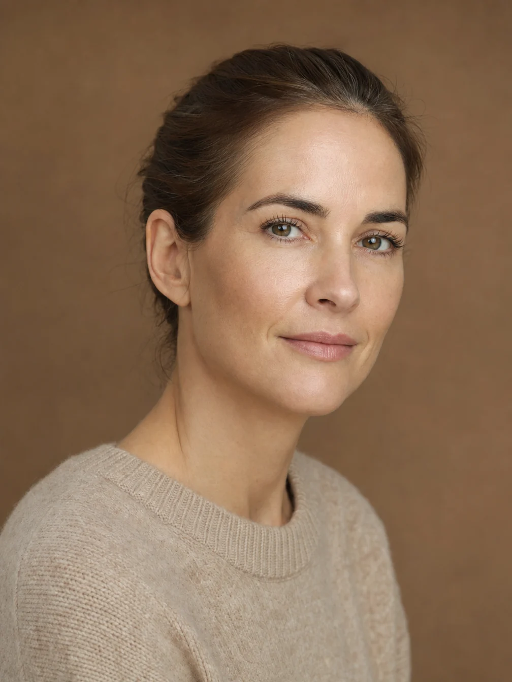 Portrait of a well-groomed woman with a flat, dull complexion, in a beige sweater, Clinique DC in Sainte-Rose, Laval